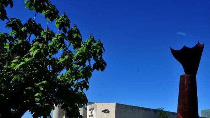 La escultura de Lombera ya está de nuevo en su sitio. // Iñaki Abella