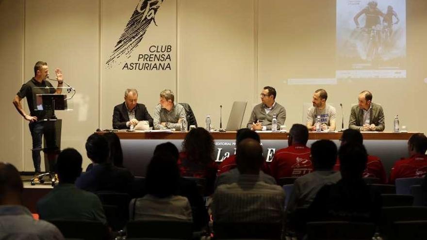Por la izquierda, José Antonio Hermida, Luis Molina, José Ramón Feito, Julio González Zapico, Ángel García, &quot;Cepi&quot;, y Alberto San Martín, durante la presentación de la Asturias Bike Race.