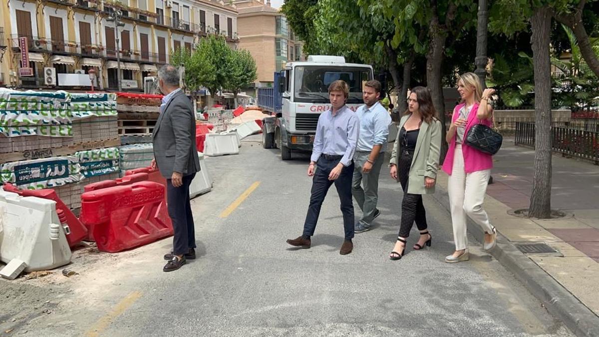 Los concejales de Vox, este miércoles visitando las obras de movilidad en el Puente Viejo y plaza Camachos