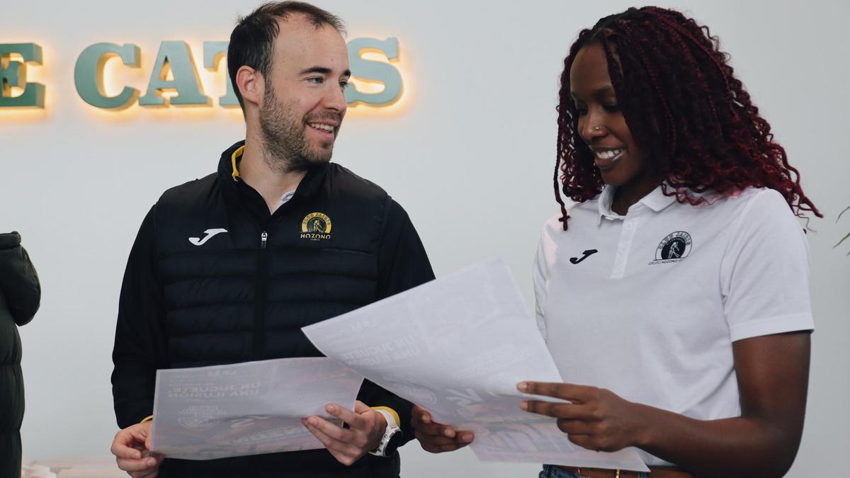 Bernat Canut, entrenador del Hozono Jairis, junto a la jugadora Kendra Chery.