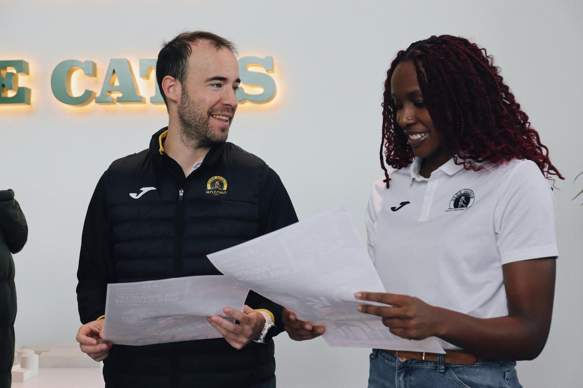 Bernat Canut, entrenador del Hozono Jairis, junto a la jugadora Kendra Chery.