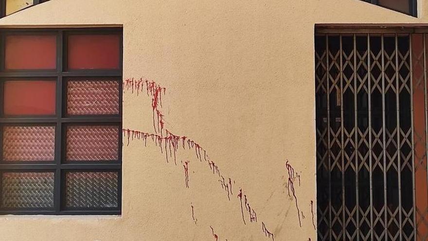 Arrojan pintura roja a la fachada del PSOE de Badajoz por segunda vez en tres días