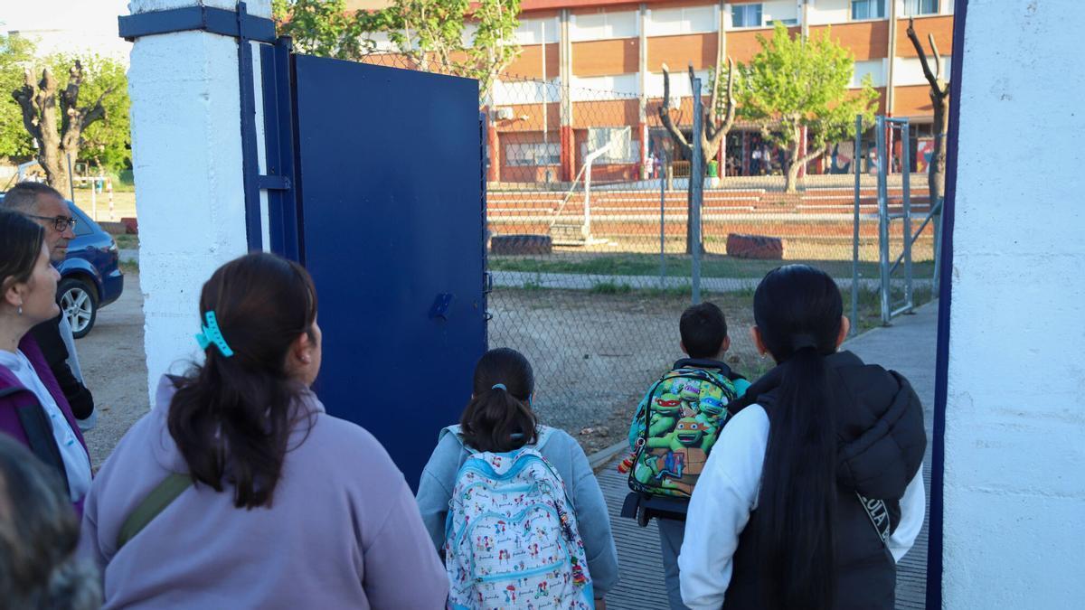 Imagen de archivo de unos alumnos entrando en el colegio San José de Calasanz de Badajoz.