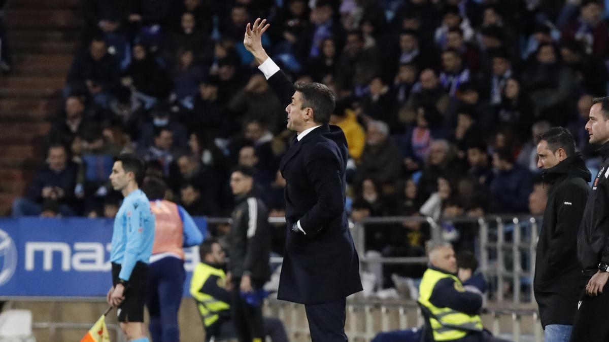 Velázquez da instrucciones durante el encuentro ante el Amorebieta.