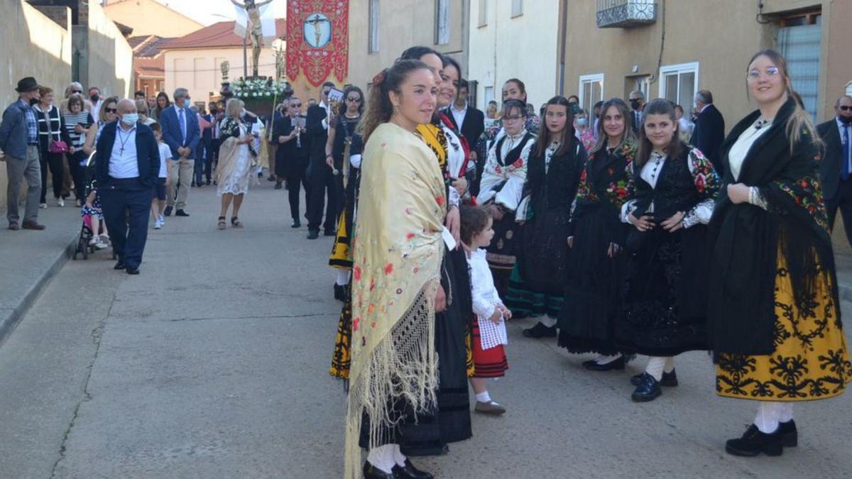 Las mozas fueron ataviadas con trajes típicos a la procesión. | E. P.