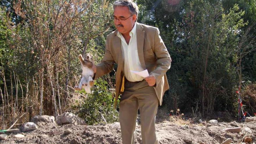 El exconcejal de Medio Ambiente Feliciano Fernández, con un conejo en el bosque de Valorio.