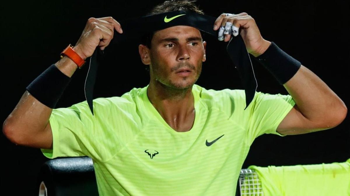 Nadal, se ajusta la cinta en su cabello.