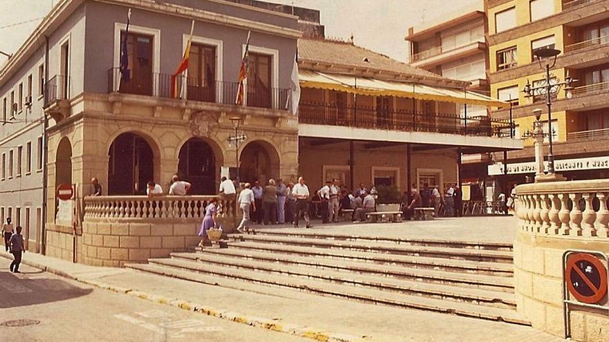 La plaza de España con su escalinata y balaustrada desaparecida, y el antiguo Consistorio. El primer jardín de San Vicente, conocido como «El Jardinet». | INFORMACIÓN