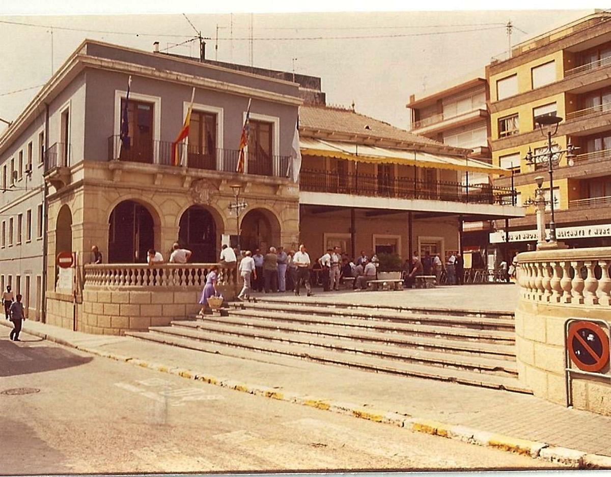 La plaza de España con su escalinata y balaustrada desaparecida, y el antiguo Consistorio. El primer jardín de San Vicente, conocido como «El Jardinet». | INFORMACIÓN