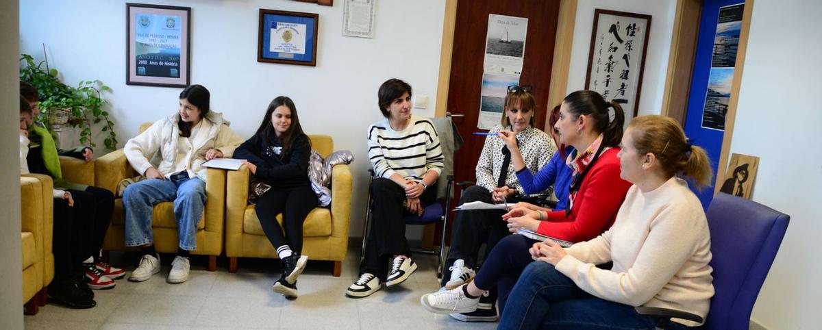 Alumnos y docentes de Reibón entregan al Concello su estudio sobre barreras arquitectónicas. | G.N.