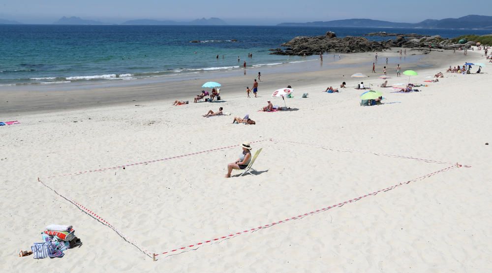 Bañistas en parcelas del tamaño que prepará el Concello
