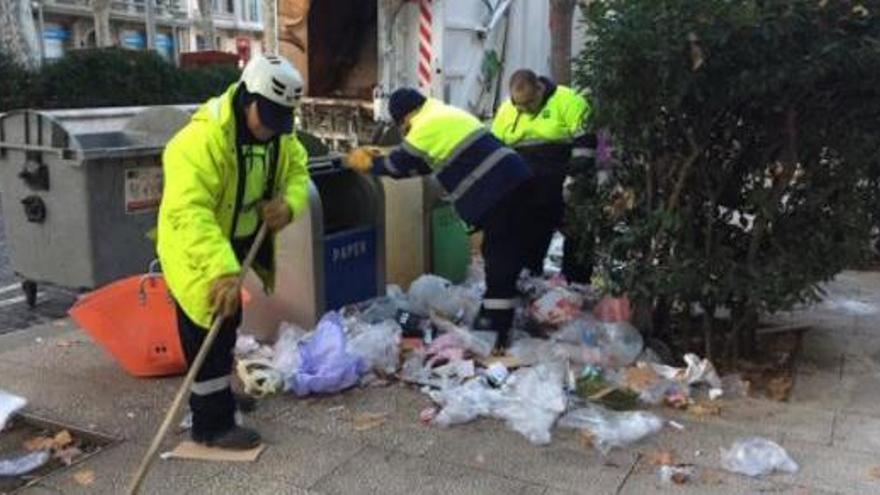 Treballadors del servei de neteja viària de Figueres en una imatge d&#039;arxiu