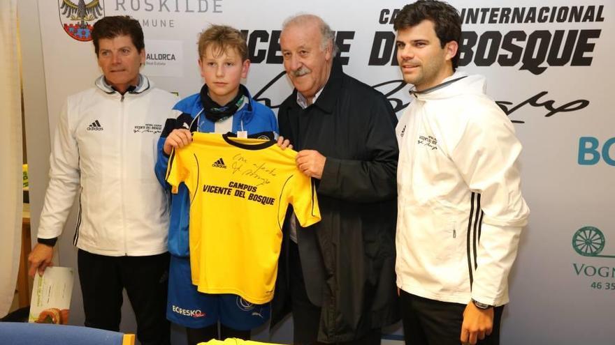 Del Bosque, entre Pau Albertí y su hijo, junto a un joven futbolista danés.