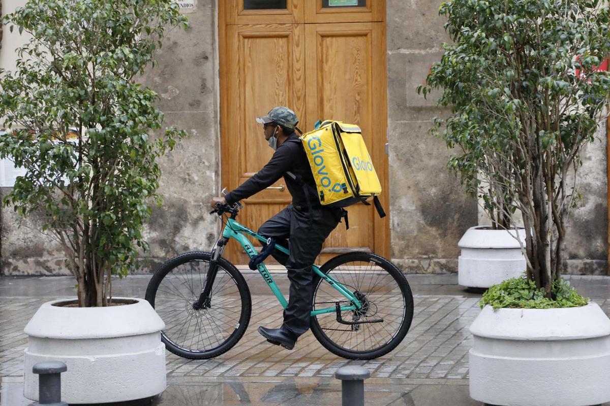 Un repartidor de comida a domicilio, un sector que crecerá en los próximos cinco años.