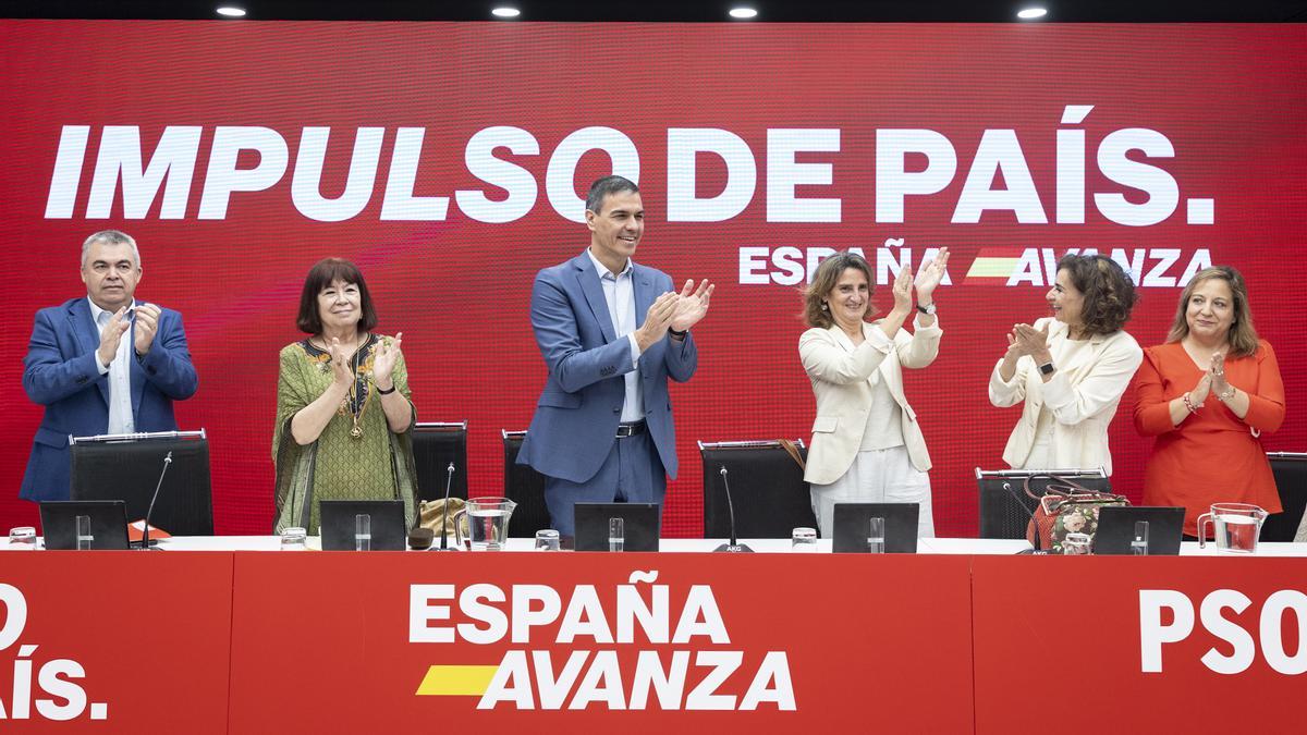 Pedro Sánchez, junto a Santos Cerdán, Cristina Narbona, Teresa Ribera, María Jesús Montero e Iratxe García, tras la reunión de la ejecutiva del PSOE.