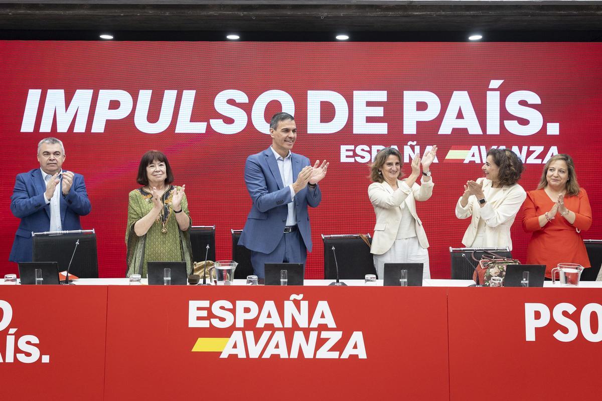 Pedro Sánchez, junto a Santos Cerdán, Cristina Narbona, Teresa Ribera, María Jesús Montero e Iratxe García, tras la reunión de la ejecutiva del PSOE.