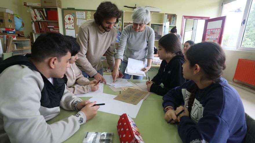 Beatriz Sanjuán da indicaciones a los alumnos para elaborar el libro. | Luisma Murias