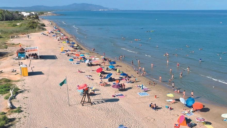 Bravoplaya cuenta con acceso directo a la playa de Torre la Sal.