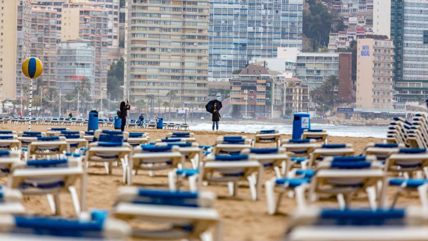 La playa de Levante de Benidorm, totalmente desierta en la jornada de ayer a causa de la intensa lluvia.