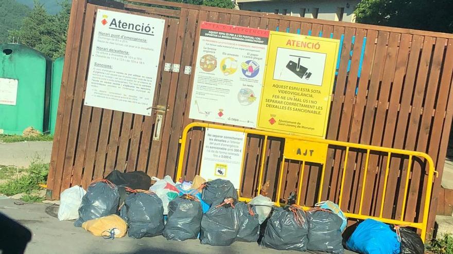 Bosses d&#039;escombraries acumulades al punt d&#039;emergència de Sant Llorenç