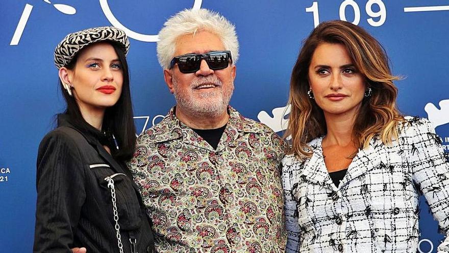 Milena Smit junto a Pedro Almodóvar y Penélope Cruz