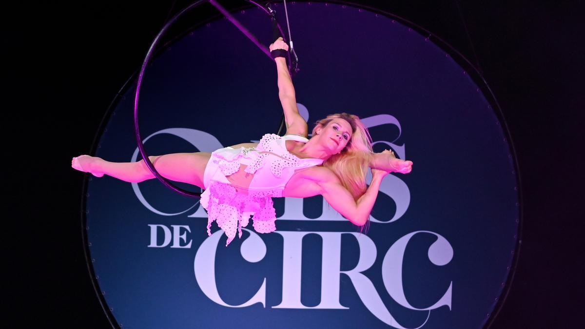 Una artista de Nits de Circ en un assaig general de l'espectacle amb el cartell del circ de fons