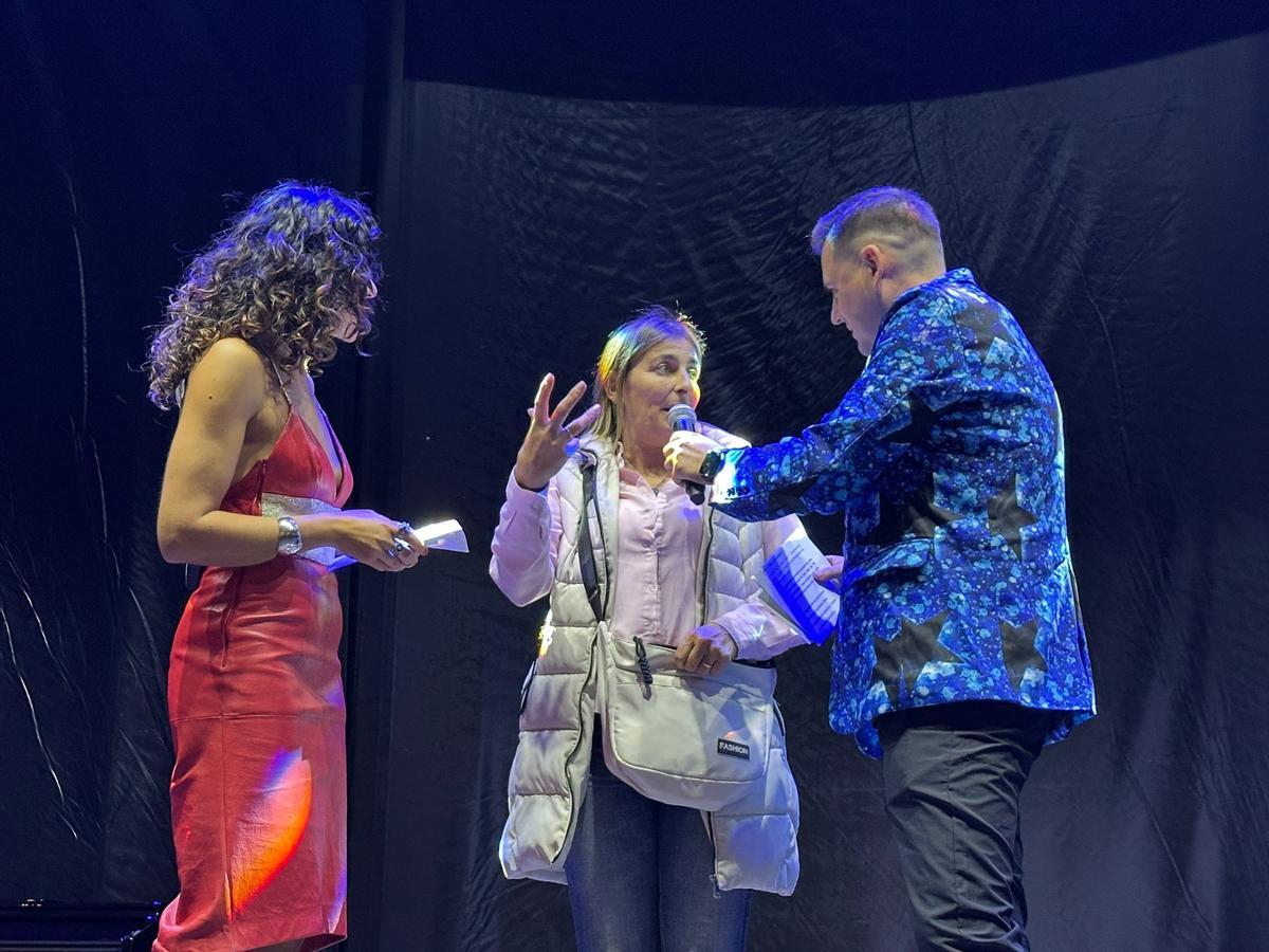 La ganadora, en el centro