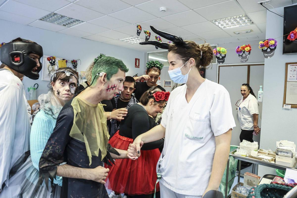 El Hospital de Sant Joan humaniza la atención al paciente oncológico con disfraces del personal de Enfermería y decoración de Halloween realizada por el Centro San Rafael El Hospital de Sant Joan humaniza la atención al paciente oncológico con disfraces del personal de Enfermería y decoración de Halloween realizada por el Centro San Rafael