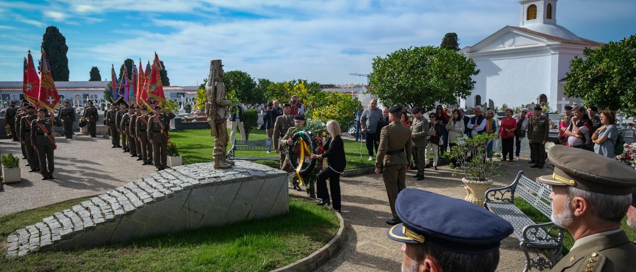 La Brigada ‘Extremadura’ XI homenajea a los caídos en el cementerio viejo.