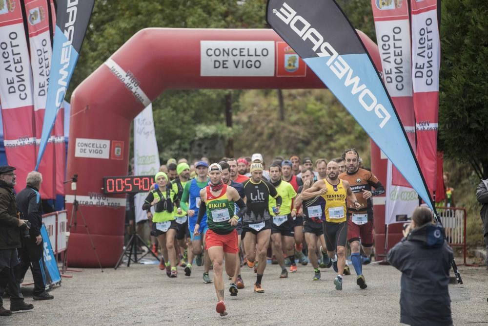 Más de medio millar de personas se citaron esta mañana en Coruxo para recorrer la zona quemada en octubre de 2017.