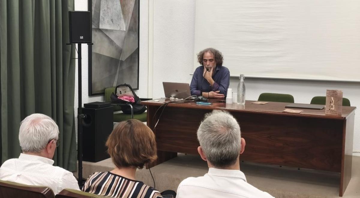 Christos Kanellos explica en las jornadas su trabajo de investigación. | M. J. C.