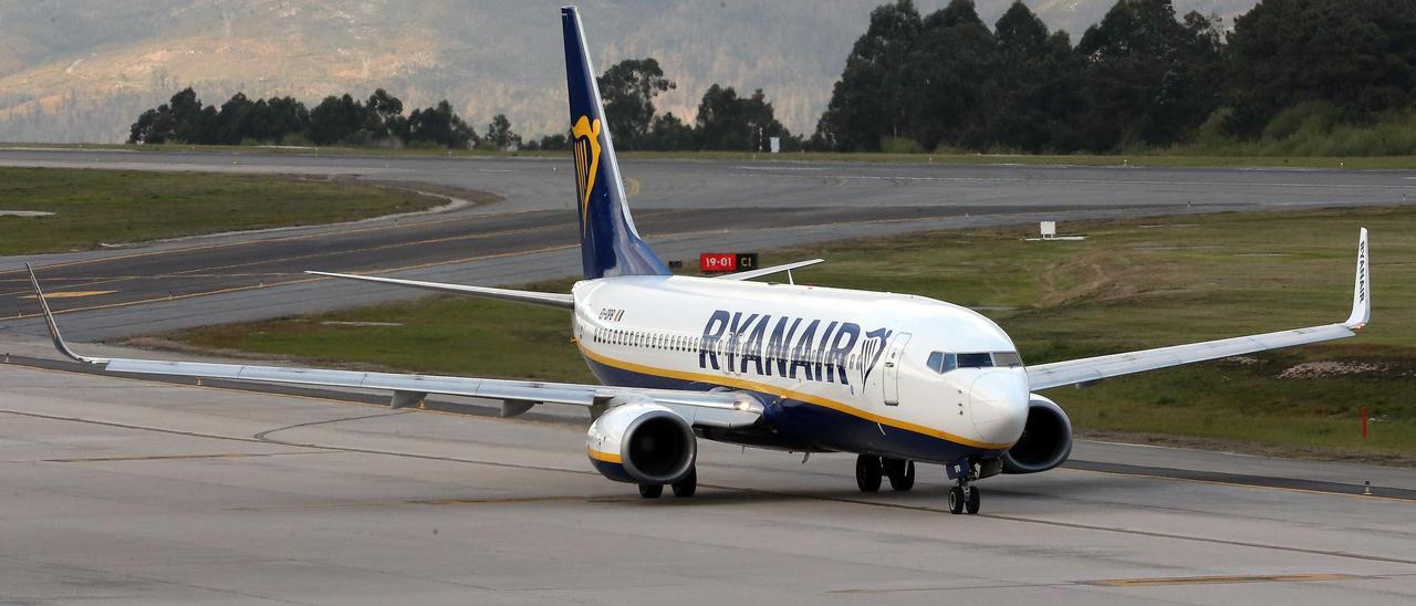 Avión de Ryanair en el aeropuerto de Peinador en una imagen de archivo