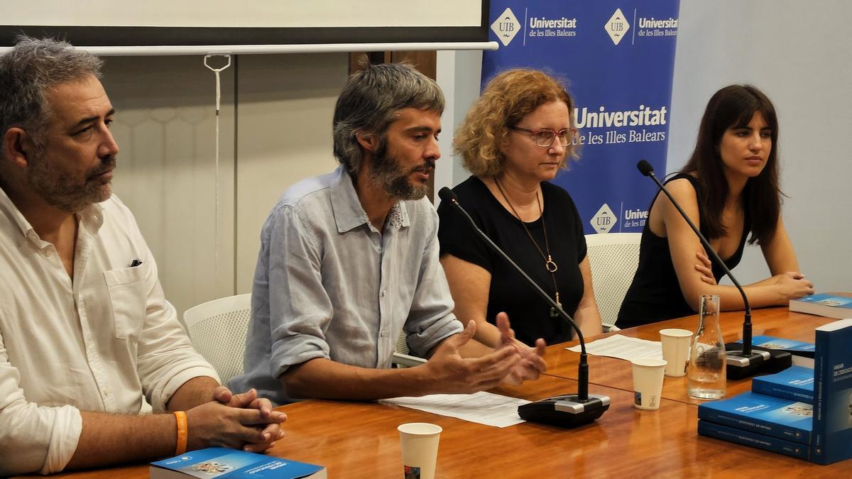 Joan Amer, director del Anuari de l'Educació junto a Rut Garí y otros autores participantes en el volumen de este año