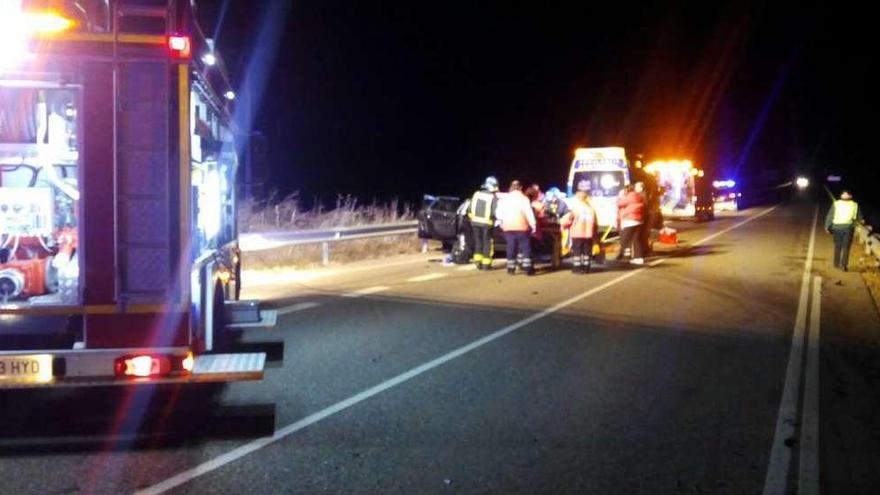 Actuación de los equipos de emergencia en el accidente ocurrido anoche en Pinilla.