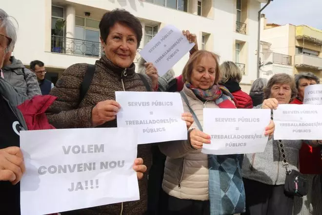 Vídeo: Treballadors i usuaris de la piscina de l'Escala protesten perquè l'Ajuntament vol externalitzar la meitat del personal