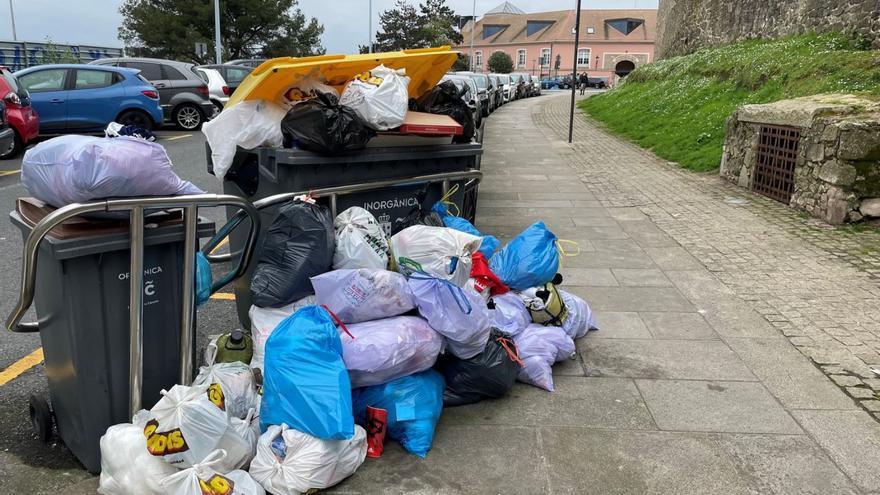 Vecinos denuncian que la basura vuelve a acumularse en los contenedores de distintos barrios de la ciudad