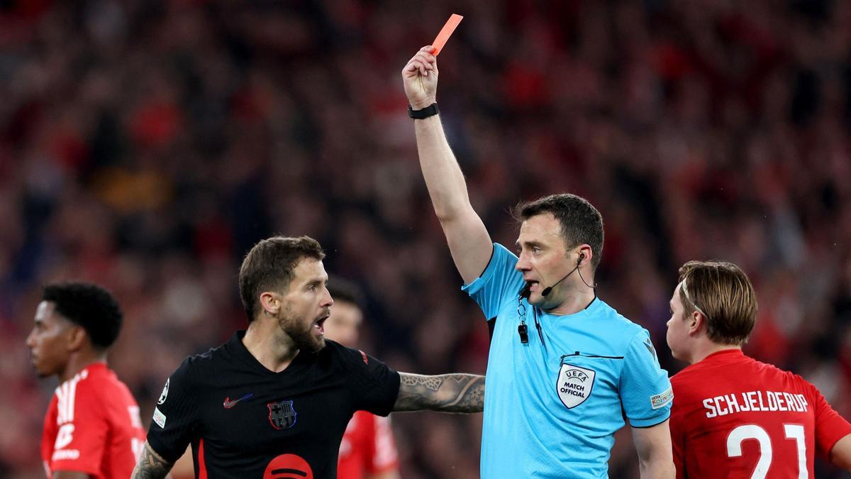 Iñigo Martínez protesta al colegiado alemán Félix Zwayer la expulsión de Pau Cubarsí en la primera mitad del Benfica-Barça en Lisboa.