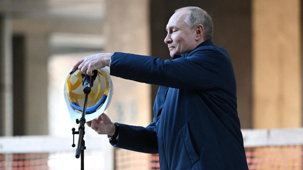 El presidente ruso, Vladimir Putin, visita la construcción del Centro Espacial Nacional en Moscú el 27 de febrero de 2022.