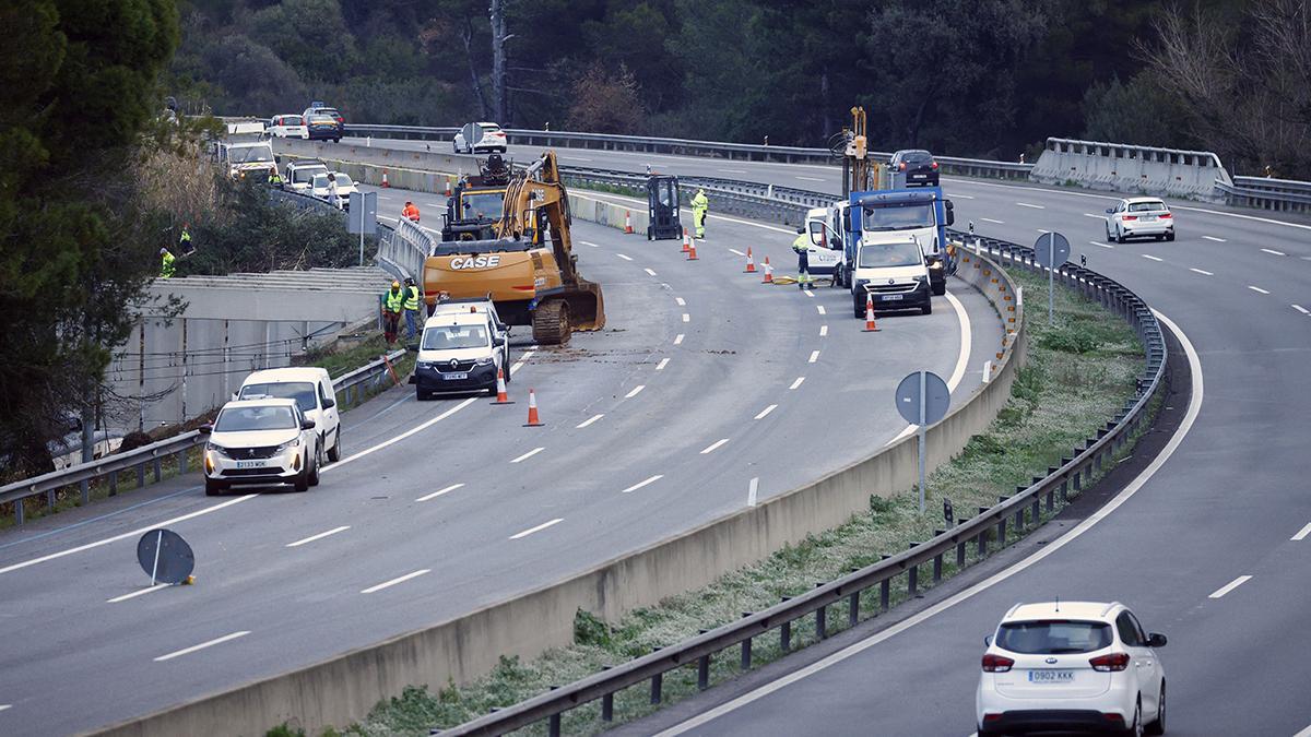 Vista de la AP-7 en el lugar del accidente del tren de Rodalies en Gelida, donde continúan los trabajos de recuperación de la vía mientras la AP-7 continúa cortada en sentido sur entre Martorell y Sant Sadurní d'Anoia.