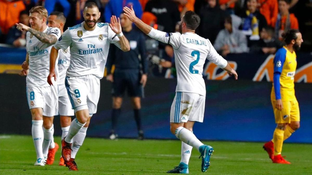 Benzema celebra uno de los goles ante el Apeol