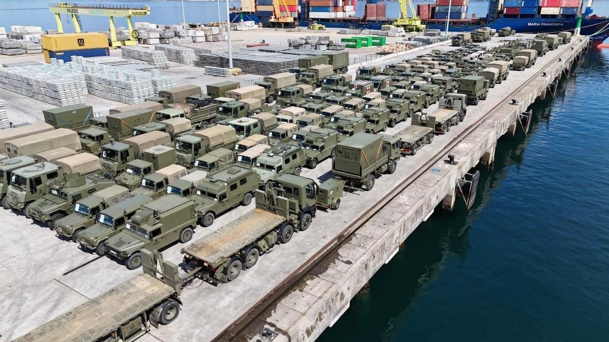 Material militar español. en un muelle de Vigo para su salida hacia Eslovaquia en el ejercicio Strong Lineage 25