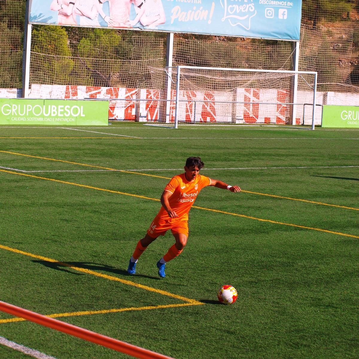 Un jugador del Atzeneta UE, en un imagen de archivo.