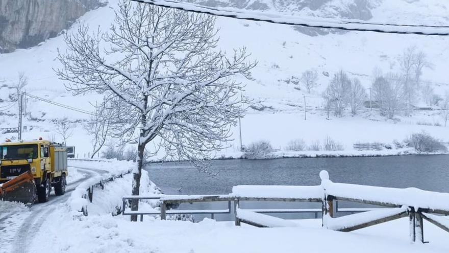 Asturias, un congelador: las nevadas causan atascos en San Isidro y hunden el termómetro