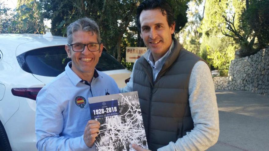 Unai Emery recibe el libro conmemorativo del 90 aniversario del Alcoyano