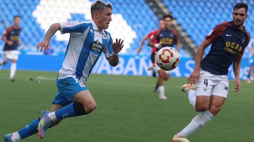 Kevin corre con el balón ante el UCAM en Riazor.