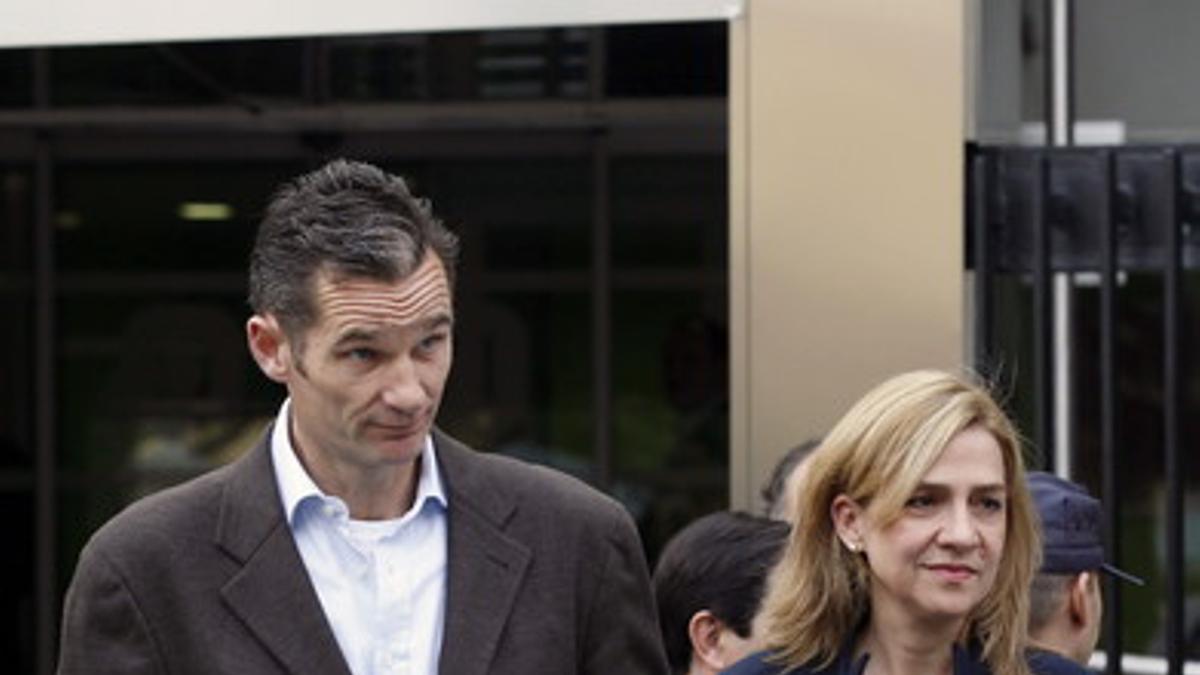 La infanta Cristina e Iñaki Urdangarin salen del hospital Quirón San José tras visitar al rey Juan Carlos, en noviembre del 2012.