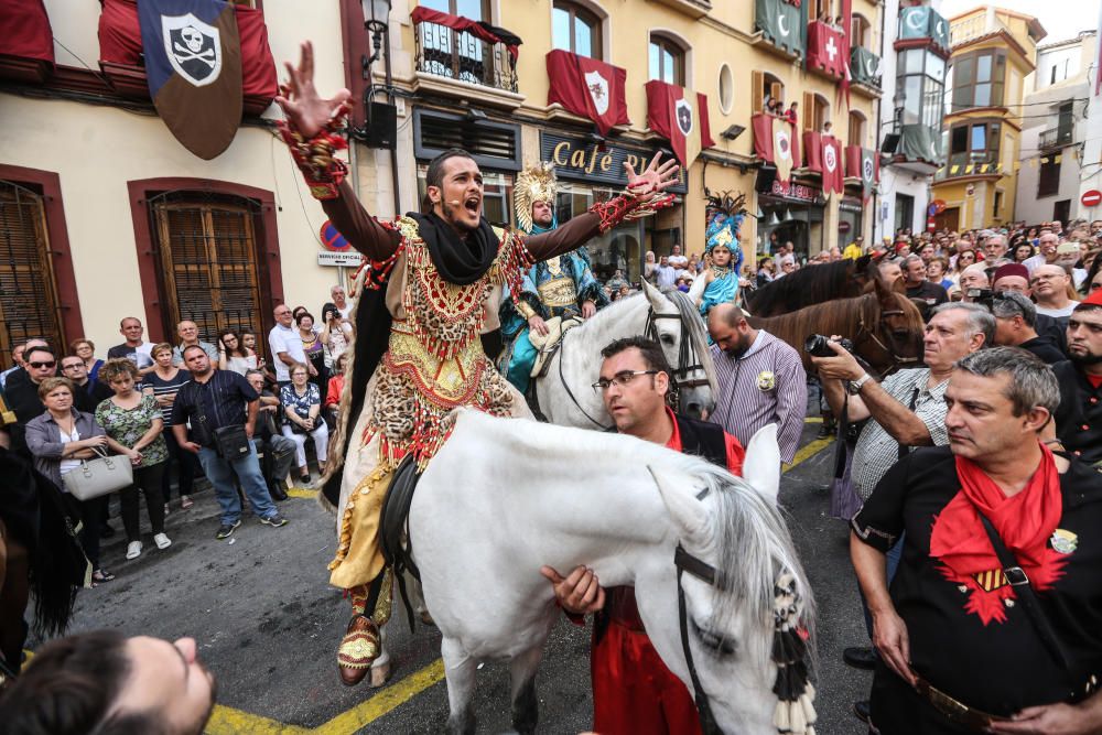 El singular baile moro, la batalla entre los dos bandos con el tiroteo con arcabuces, la Embajada y la procesión centran la jornada