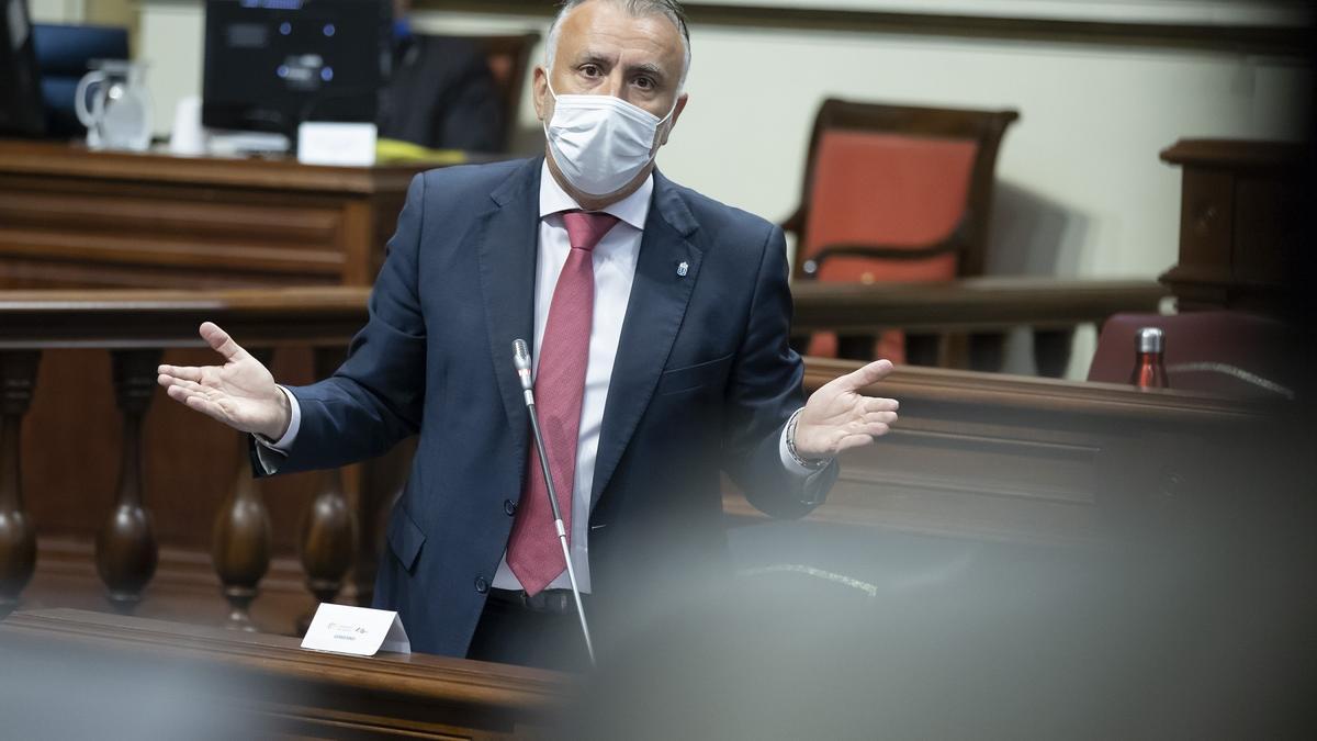 El presidente de Canarias, Ángel Víctor Torres, en el Pleno del Parlamento