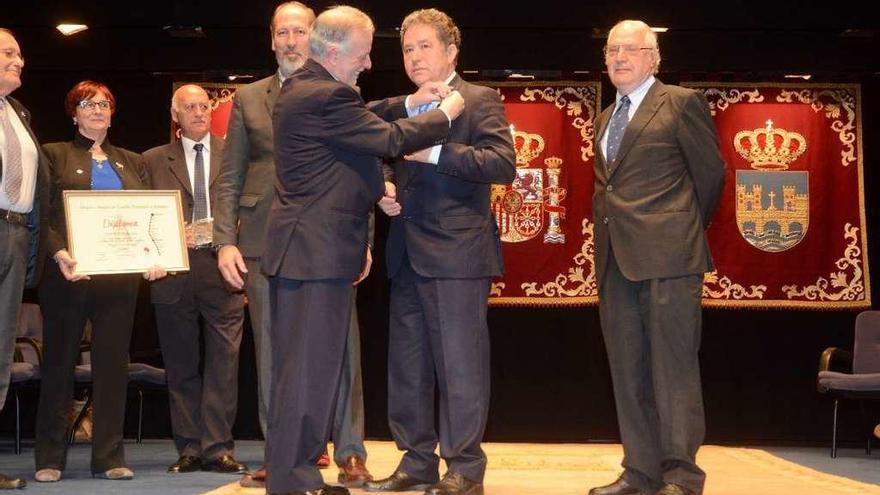 Celestino Lores coloca la Insignia de Oro al actual alcalde en presencia de Pedrosa y Barreiro. // R.V.