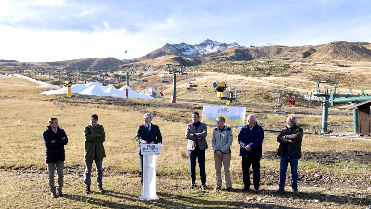 El presidente Azcón, este martes, en las pistas de esquí de Formigal.